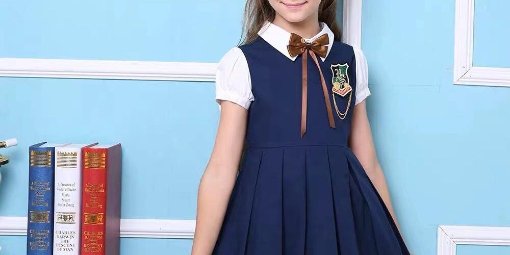 English Style Primary School Uniforms Manufacturer Summer Dress (6) English style school uniforms manufacturerEnglish-style primary school uniforms with pinafore summer dresses and short sleeves. Produced by a professional uniforms manufacturer.