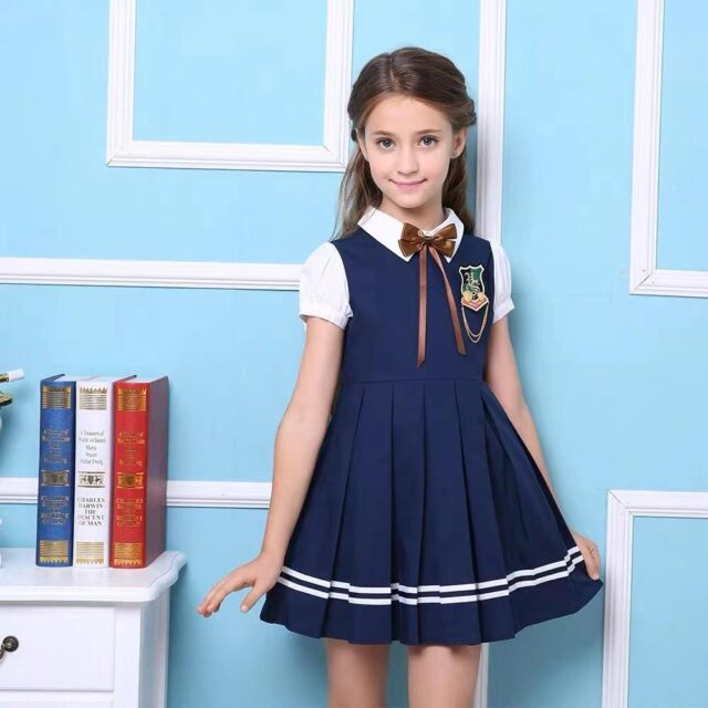 English style school uniforms manufacturerEnglish-style primary school uniforms with pinafore summer dresses and short sleeves. Produced by a professional uniforms manufacturer.
